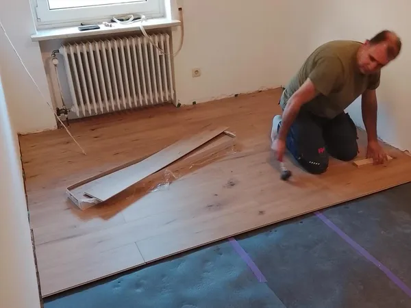 bodenverlegen arbeiter