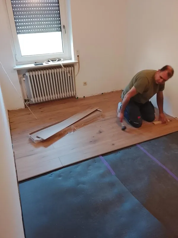 bodenverlegen arbeiter